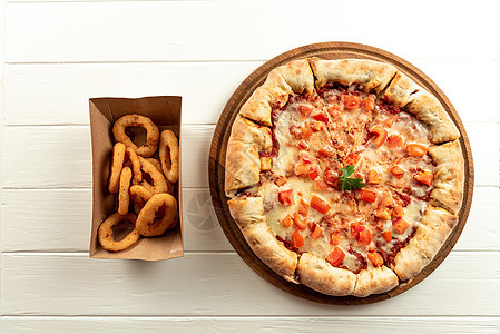 交付概念 尼帕利坦披萨和白色西红柿加开胃菜 在白顶视线上搭配比萨和开胃餐图片