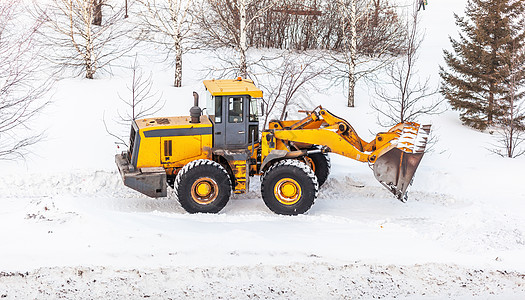 清理雪地 拖拉机在大雪降雪后扫清了道路清洁工运输卡车天气行动挖掘机街道暴风雪城市橙子图片
