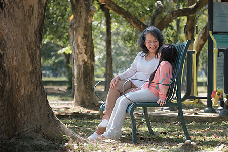 亚洲祖母和孙女拥抱在一起户外公园 爱好和休闲 生活方式 家庭生活 幸福时刻概念祖父母老年微笑母亲女性闲暇女儿家庭快乐幸福图片