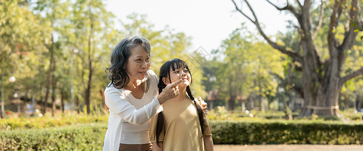 快乐的孙女和她奶奶在夏季公园 家庭 闲暇和人的概念上乐趣幸福女孩孩子母亲退休祖父母老年孙子祖父图片