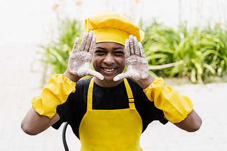 黑非洲厨师十几岁少年用面粉和微笑举手 非洲儿童戴主厨帽和黄色围裙制服食物帽子糕点男生面包孩子们团体朋友们女孩烹饪图片