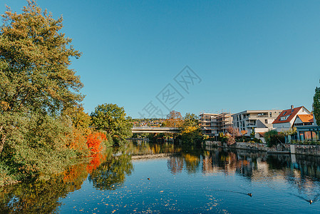 美丽的小河 清澈的水面 五颜六色的秋树 山上的小老城 在欧洲秋天与美丽的蓝天和云天相映成趣历史全景历史性旅行城堡建筑景观纪念碑村图片