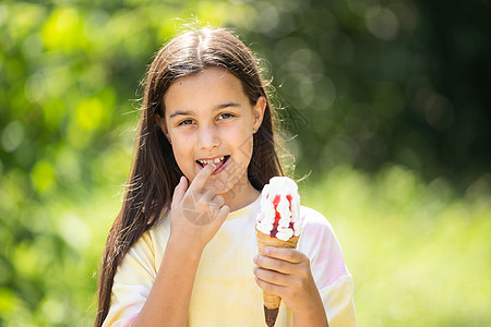 爱吃冰淇淋的可爱女孩孩子甜点喜悦锥体青年女性快乐头发阳光胡扯学校高清图片素材