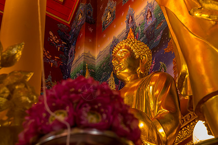 佛像在美丽的教堂 泰神庙中佛教徒古董雕像宗教寺庙教会艺术图片