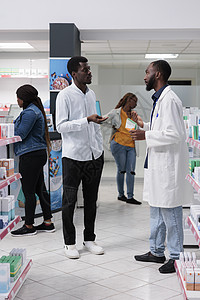 非洲裔美国顾客在药店购买药物图片