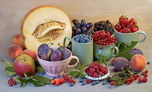 浆果混合 各种夏季浆果  覆盆子 草莓 蓝莓 樱桃 醋栗 李子  在木桌上的杯子里水果甜点食物健康红色营养饮食团体图片