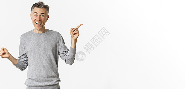灰色毛衣中英俊中年男子的图像 显示两种变体 指手指侧路 展示左和右复制空间 站在白色背景上 一成人促销发型广告男性胡须头发幸福情背景图片