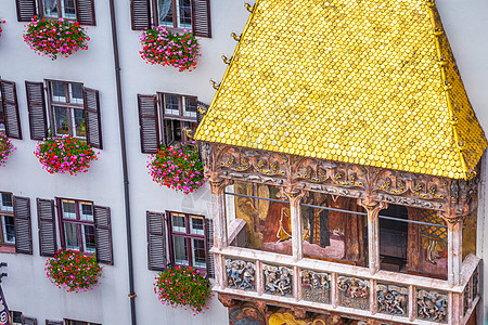 奥地利因斯布鲁克华丽金色屋顶的特写图片