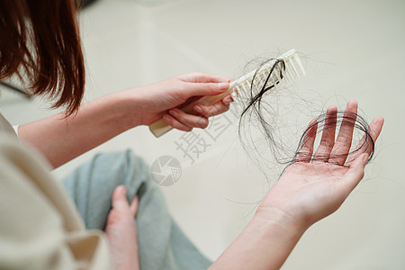 拿着刷子手亚洲女性在梳子刷上有长脱发的问题化妆品药品损失女士展示诊所头发外貌生长脱发背景