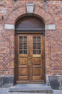 丹麦一家旧砖屋内有拱门的木制门图片