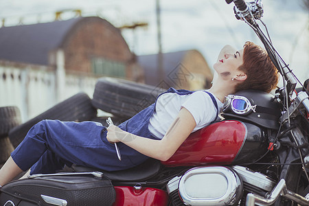 女汽车修理工躺在摩托车上发型工作服机械作坊合金女士爱好工作职业女性图片