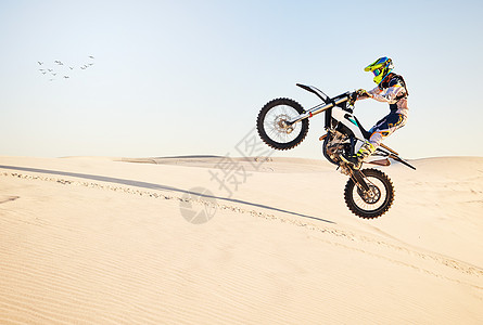 适合具有敏捷速度 力量或自然平衡能力的极限运动专家的摩托车 沙漠赛跑和空中跳跃 骑摩托车的人 集会和蓝天 骑着带头盔 安全服或动图片
