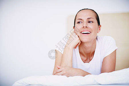 我只知道今天会是美好的一天 一位迷人的女人躺在床上 看起来开心极了 (笑声)图片