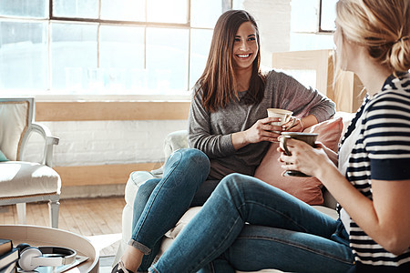 朋友们喝咖啡 女士们放松聊天 社交聚在一起聊天和交流 快乐的人 内容和谈话 在休息室喝浓咖啡 享受生活方式和健康图片