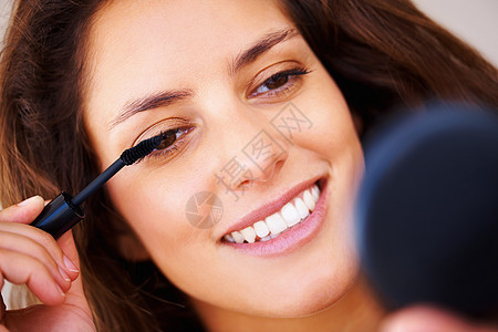 美丽的女人涂睫毛膏 美丽的女人在她的睫毛上涂睫毛膏的特写镜头图片