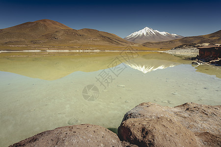 玻利维亚盐湖的盐湖 日出时的火山风景 智利阿塔卡马高原山脉风景反射戏剧性干旱景观沙漠旅行目的地背景