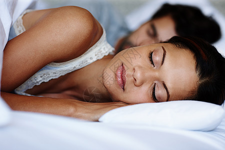 梦不透了 可爱的年轻夫妻睡在床上图片