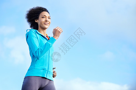 完美的跑步日 一个年轻女子在明亮的一天慢跑图片