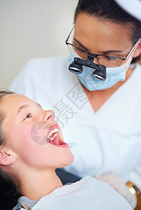 他们看上去很完美 女牙医和牙医办公室的小孩都长得一模一样图片