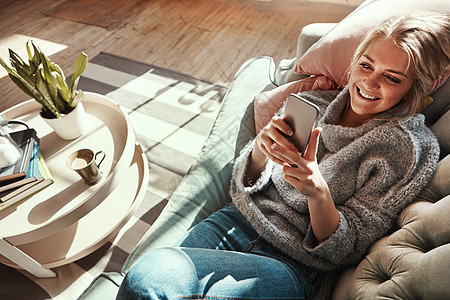 家庭沙发 休息室和人们在网络手机上放松自如 Wifi从流网内容中寻找快乐的维菲(Wifi)网站里看来很快乐 而且图片