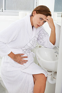 即使是最好的怀孕有时也不完美 孕妇在浴室里捂着肚子不舒服图片