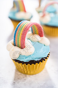 独角兽彩虹巧克力蛋糕糖果彩虹铝箔糖霜主题甜点烘焙杯甜食食物奶油图片