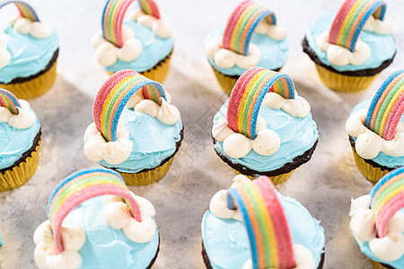 独角兽彩虹巧克力蛋糕食物包装纸糖果铝箔彩虹蛋糕甜食烘焙杯奶油蓝色图片