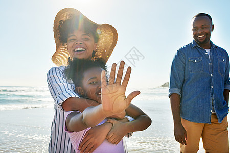 在海滩上与黑人家庭一起放松 微笑和玩乐 度过快乐的暑假 在热带假期结识 与父母和女儿在海边玩耍的自由 大海和关怀的旅行和快乐图片