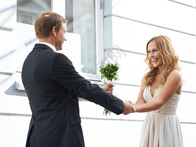 男人 鲜花和女人在情人节 关系或约会时面带微笑 幸福的情侣手牵着白玫瑰或花束庆祝周年纪念日或特殊的爱情月图片