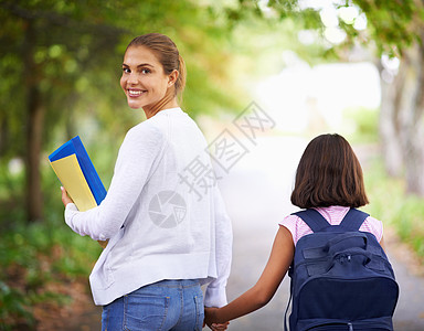 中学学校步行去学校 看到一个老师走着她的学生去上学女孩小学生母亲女性青春期成人童年女学生女儿妈妈背景