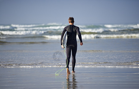 准备迎战海浪 一个年轻人要冲浪了冒险乐趣海滩男性潜水娱乐冲浪板快感海洋男人背景图片