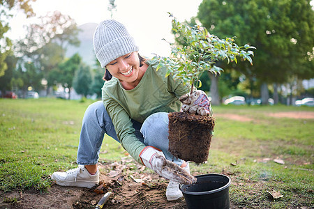 社区服务 志愿服务和妇女在公园 花园和大自然中植树以实现可持续发展 气候变化 土壤园艺和关爱地球日 环境支持和绿色生态图片