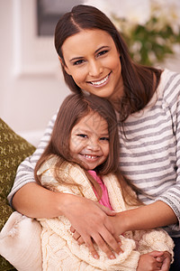 抱着她最亲爱的孩子 家里母亲和女儿的肖像图片