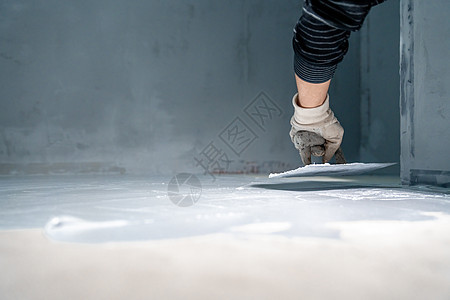 在新大楼浴室地板上防水 洗手间地板的防水装修绝缘住宅房间工具公寓画家液体工作维修图片