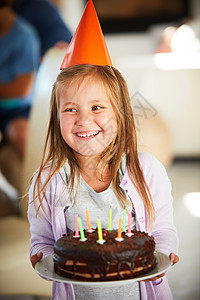 没有生日蛋糕就不算生日 背景是一个快乐的小女孩和她的家人一起拿着生日蛋糕图片