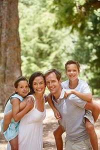 与家人的珍贵时刻 一个幸福的家庭在森林里共度美好时光图片