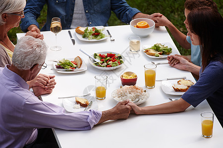 多代家庭在分享一顿饭前表示宽宏大量 也感谢他们能吃到的东西图片