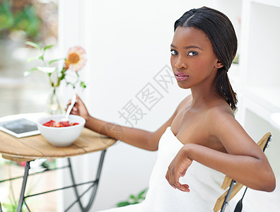 这是唯一的生存方法 一个美丽的年轻女人 吃着一碗草莓的美人儿早餐女士享受食物女性肤色水果浆果健康生活护理图片