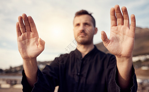 空手道 武术和做太极拳锻炼 平衡训练和体育锻炼的人的手 专注于海上正念 健康和禅宗能量的动机 健身和男性运动员图片