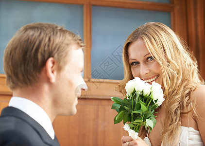 情侣 鲜花和微笑的女人在情人节 关系或庆祝约会 快乐的女性拿着白玫瑰 花束或男友送给周年纪念日或特殊爱情月的礼物图片