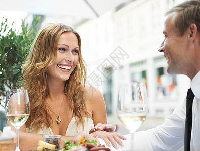 美食 美酒和情侣在餐厅享受爱情 庆祝或周年晚宴 快乐而亲密 香槟 浪漫和女人在生日 活动或社交聚会上与男人调情图片