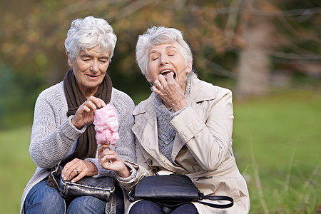 两位高龄女性一起吃棉花糖 我们还是最爱的一席之地图片