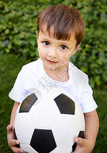 想看看我炫酷的足球技术 一个可爱的小男孩在外面玩足球图片