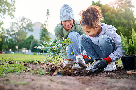 志愿者 儿童和妇女在自然环境中有树木的公园里种植园艺植物 快乐的家庭团队在地球日帮助和种植社区的增长 生态和可持续性图片