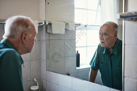 我怎么会老得这么老 一个老人看着他的浴室的镜子呢图片