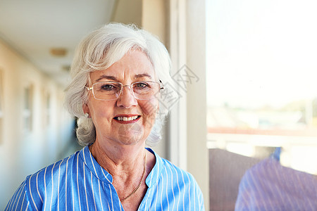 这个年纪总有微笑的地方 家里有个年长的女人 她是个老妇人图片
