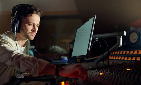 音乐家 思维或计算机耳机 用于录音室的音乐录制 混音或歌曲创作 制作人 DJ 或技术人员 对直播广播 音频或媒体专辑有想法图片