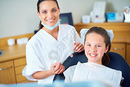 一位年轻女孩的肖像在牙医那里接受检查 她很期待再做一次完美的检查图片
