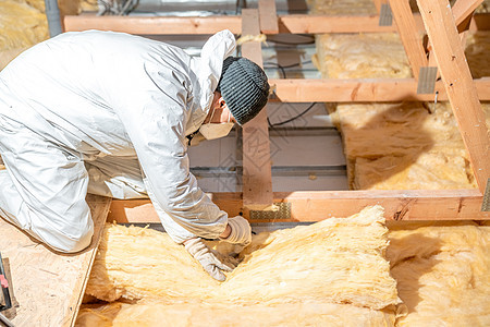 人用玻璃的羊毛遮盖房屋的屋顶和天花板维修岩石建设者工作装修活力材料安装地面框架图片