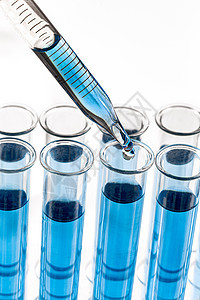 带有滴管的实验室玻璃器皿将液体滴入试管中 科学实验室试管微生物学医疗药理测试化学生物药店样本实验蓝色图片